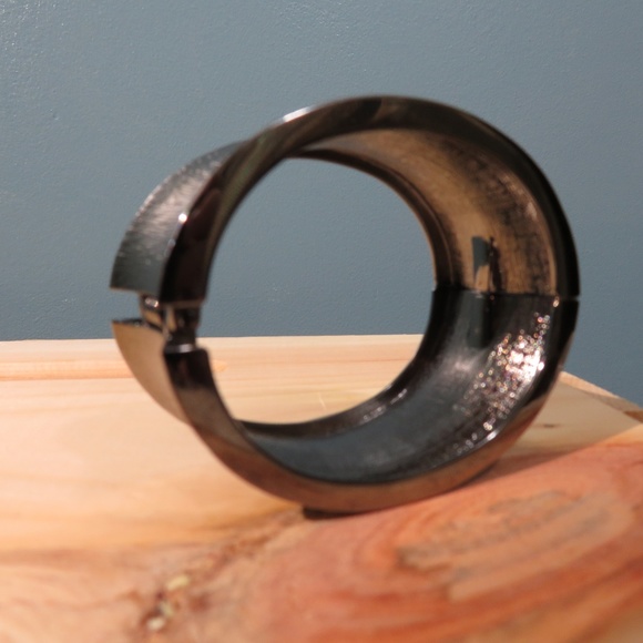 Dark Chrome textured hinged bracelet - Picture 4 of 4